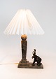 Bordlampe udført i marmor med dekorativ elefant.
5000m2 udstilling.