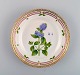 Royal Copenhagen Flora Danica salattallerken i håndmalet porcelæn med blomster 
og gulddekoration. Modelnummer 20/3573.  

