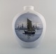 Stor Royal Copenhagen vase i håndmalet porcelæn. Motiv af sejlbåd i Københavns 
Havn. 1920