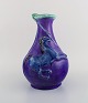 Europæisk studio keramiker. Unika vase i glaseret keramik. Løve og enhjørning på 
lilla baggrund. Sent 1900-tallet.
