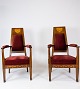 Sæt af to armstole af valnød med intarsia og polstret med rød velour fra omkring 
1910.
5000m2 udstilling.