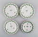 Fire Herend Grøn Trekløver tallerkener i håndmalet porcelæn med guldkant. Midt 
1900-tallet.
