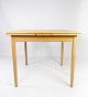 Dining table in oak with extensions, of danish design from the 1960s.
5000m2 showroom.
