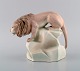 Amphora, Tjekkoslovakiet. Håndmalet art deco porcelænsfigur af løve på klippe. 
1930/40