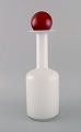 Otto Brauer for Holmegaard. Vase/flaske i hvidt kunstglas med rød kugle. 
1960