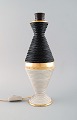 Håndlavet italiensk bordlampe i glaseret keramik med gulddekoration og reb 
design. 1970
