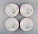 Fire antikke unika Royal Copenhagen tallerkener i porcelæn med håndmalede lilla 
lotusblomster. Modelnummer 72/10520. Ca. 1910.
