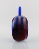 Suzanne Öhlén for Rörstrand. Lidded jar in glazed stoneware. Beautiful glaze in 
shades of blue and red. Striped design. 1980s.
