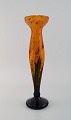 Daum Nancy, Frankrig. Stor art deco "Verre de jade" vase i orange  og sort 
mundblæst kunstglas med indlagt gulddekoration. Dateret 1919-23.
