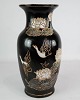 Keramik vase med sort glasur og dekoreret med blomster og fugle.
5000m2 udstilling.