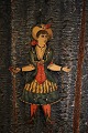 Gammel fransk "Sprællemand" i træ i form af figuren Colombine , kvindlig figur 
fra pantomimeteateret. H:46cm.