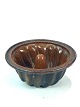 Ceramic pudding shaper in brown colours from around the 1930s. 
5000m2 showroom.
Great condition
