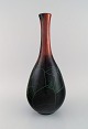 Richard Uhlemeyer, Tyskland. Vase i glaseret keramik. Smuk krakeleret glasur i 
mørkerøde og turkis nuancer. 1950