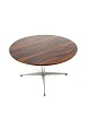 Coffee table in rosewood designed by Arne Jacobsen and manufactured by Fritz 
Hansen in 1987. 
Great condition
