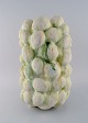 Christina Muff, dansk samtidskeramiker (f. 1971). Stor skulpturel unika vase i 
glaseret stentøj. Smuk creme glasur med mineraler fra danske strande.
