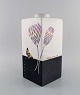 Fabienne Jouvin, Paris. Unika vase i glaseret keramik med håndmalede blomster og 
sommerfugl. Dateret 1999.
