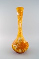 Antik og sjælden Emile Gallé vase i hvidt kunstglas med gult/orange overfang 
udskåret i form af blomster og bladværk. Sent 1800-tallet. Japanisme. 
Museumskvalitet.

