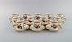 12 Royal Copenhagen Brun Rose mokka / kaffekopper med underkopper i håndmalet 
porcelæn med blomster og guldkant. Dateret 1968.
