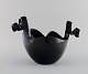 Claydies for Kähler. Primadonna bowl in black glazed ceramic modeled with curly 
handles. 21st Century.
