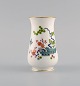 Meissen porcelænsvase med håndmalede grene, blomster og fugle. Japanisme, 
tidligt 1900-tallet.

