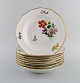 Royal Copenhagen Saksisk Blomst speciel version. Otte sjældne dybe tallerkener 
med håndmalede blomster og gulddekoration. Ca. 1900.
