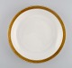 Royal Copenhagen service no. 607. Round porcelain serving dish. Gold border with 
foliage. Model number 607/9582. Dated 1946.
