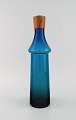 Göran Wärff for Pukeberg. Large Tropico decanter in blue mouth-blown art glass 
with teak stopper. Swedish design, 1960s.

