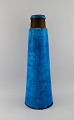 Nils Kähler (1906-1979) for Kähler. Kolossal vase i glaseret stentøj. Smuk 
glasur i blå nuancer. 1960