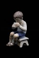 Bing & Grøndahl porcelænsfigur af lille dreng der drikker mælk...