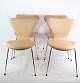 Et sæt af 4 Syver stole, model 3107, Arne Jacobsen, Fritz Hansen, 1990
Flot stand
