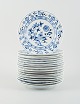 Twelve antique Meissen Blue Onion dinner plates in hand-painted porcelain. Late 
19th century.