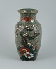 Asiatisk keramikvase. Håndmalet med klassisk blomstermotiv.