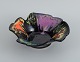Vallauris, Frankrig, keramikskål i farvestrålende glasurer på sort bund.