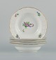 Royal Copenhagen Saksisk Blomst. Fem dybe tallerkener i håndmalet porcelæn med 
blomster og gulddekoration.