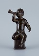 Just Andersen, skulptur i diskometal, nøgen dreng blæser i horn.