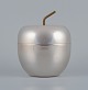 Ettore Sottsass for Rinnovel, Italien. Isspand i aluminium og messing udformet 
som et æble. Indvendig forgyldt.