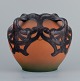 Ipsens Enke, stor skønvirke vase med mønster og hanke samt glasur i orange og 
grønne toner.