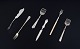En samling ældre sølvbestik bestående af frugtkniv, fiskekniv, to sardingafler 
og to lange gafler.