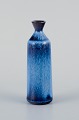 Gunnar Nylund for Rörstrand, miniature keramikvase med glasur i blå toner.