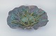 Linda Mathison, Sverige, kolossal bladformet unika-keramikskål med glasur i 
violette, grønne og brune nuancer. Samtidskeramik af høj kvalitet.