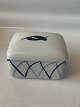 Danild 40 / Harlekin Butter box
Lyngby Porcelain, Refractory
Size 12 x 10 cm.