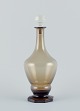Dansk glasværk, mundblæst Art Deco vinkaraffel i røgfarvet glas med facetslebet 
bund.