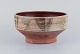 Mogens Nielsen, Nysted, stor håndlavet skål i keramik dekoreret med abstrakte 
motiver. Glasur i brune toner.