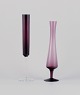 Svensk designer, to vaser i kunstglas udført i slankt design.
Violet og klart mundblæst glas.