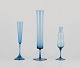 Svensk designer, tre vaser i kunstglas udført i slankt design.
Blåt mundblæst glas.