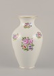 Herend, Ungarn. Stor porcelænsvase håndmalet med polykrome blomstermotiver og 
guldkant.