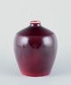 Bing & Grøndahl porcelænsvase dekoreret med okseblodsglasur.