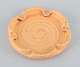 Kähler keramikfad i uranglasur. Spiralformet motiv.