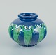 Kähler, Danmark. Vase i keramik. Kohornsteknik.
Glasur i blå og grønne toner.