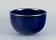 Alev Siesbye for Royal Copenhagen. Stor skål i porcelæn dekoreret med blå glasur 
og kantdekoreret med bladsølv.